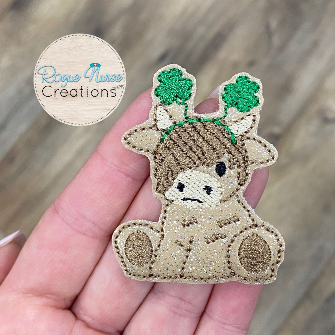 Highland Cow With Shamrock Headband Embroidered Retractable Badge Reel, Beige Glitter St. Patrick’s Day Cow Badge Buddy, Cute Badge Reel